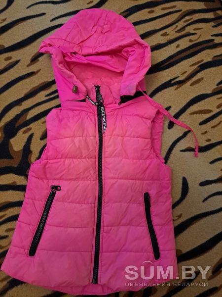 Куртка-жилетка розовая с капюшоном на девочку 2.5-4г, б.у объявление Продам уменьшенное изображение 