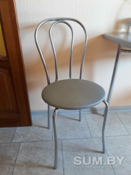 Белый мягкий кухонный стул