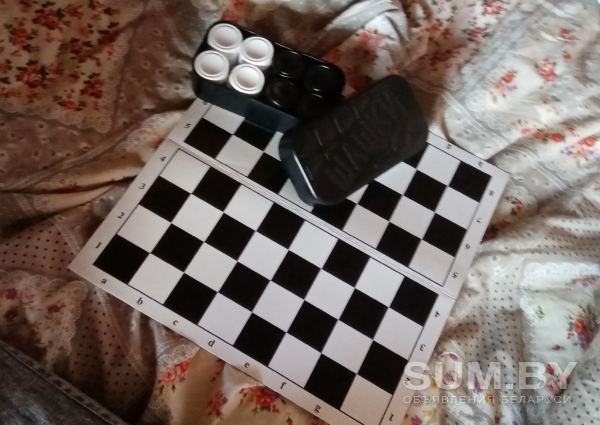 Шахматная доска из плотного картона и шахматы