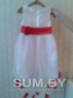 Атласное праздничное платье для девочки. Капроновый верх с красными лепестками объявление Продам уменьшенное изображение 