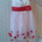 Атласное праздничное платье для девочки. Капроновый верх с красными лепестками объявление Продам уменьшенное изображение 2
