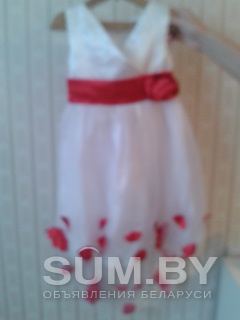Атласное праздничное платье для девочки. Капроновый верх с красными лепестками объявление Продам уменьшенное изображение 