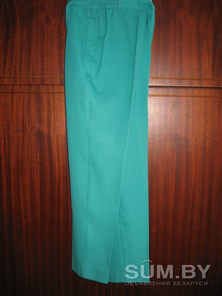 Костюм тройка жакет, топ, брюки белый с зеленым цветов объявление Продам уменьшенное изображение 